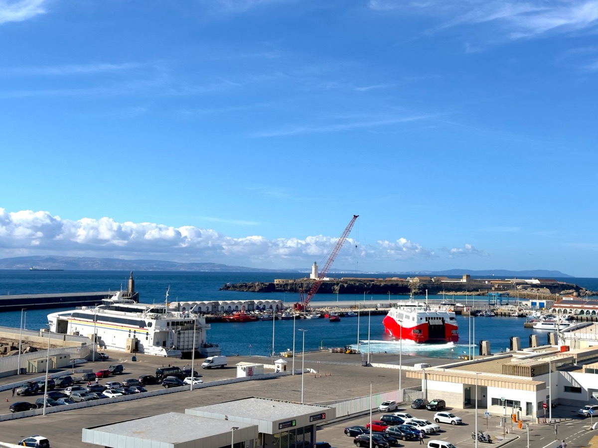Färja i hamnen i Tarifa vid Gibraltarsundet