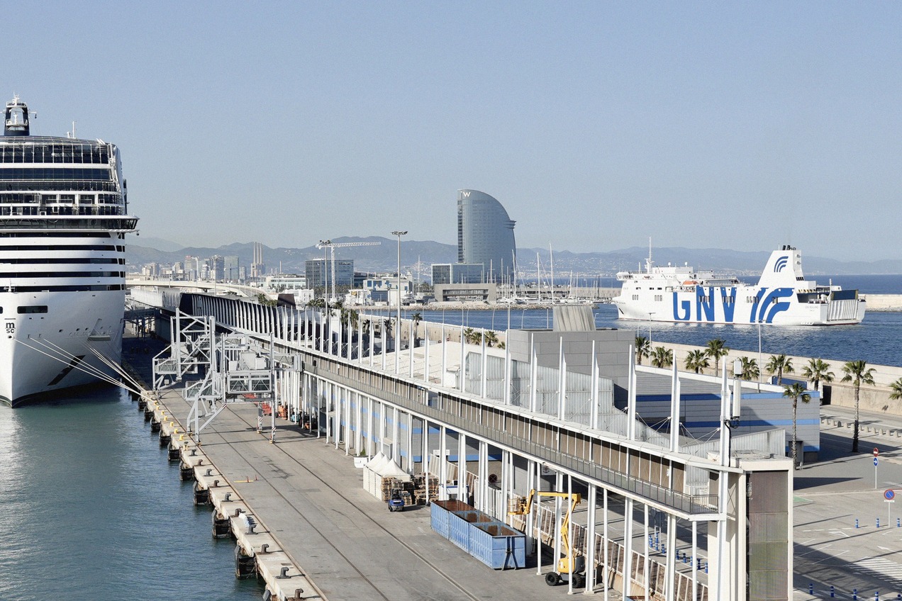 Ferry de GNV y crucero en el puerto de Barcelona